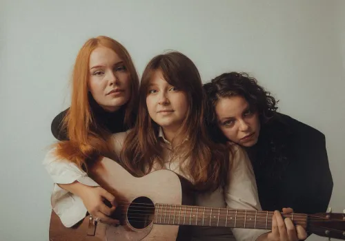 Folkowa opowieść. Szwedzkie trio Amor y Vida z nowym singlem „Without You”
