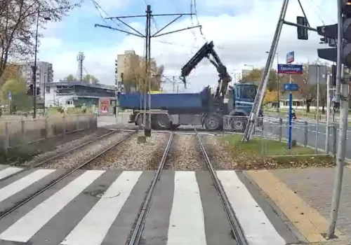 Kierowca wjechał z podniesionym HDSem w trakcję tramwajową. Straty na kilkaset tysięcy złotych