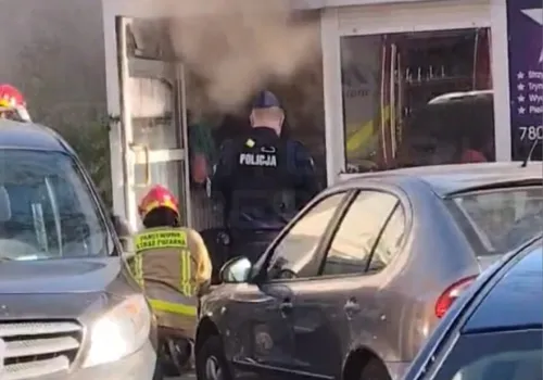 Pożar salonu pielęgnacji zwierząt w Ursusie. Kłęby czarnego dymu wydobywały się z budynku