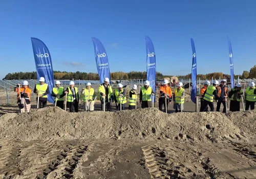 Uroczysta inauguracja budowy farmy fotowoltaicznej w Wierzbicy i symboliczne wkopanie łopaty