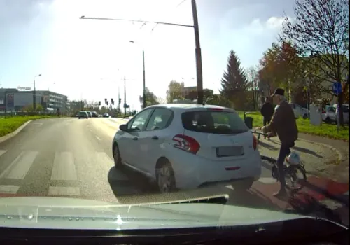 Ominął stojące przed przejściem auto, niewiele brakowało do poważnego wypadku. Wszystko nagrała kamera