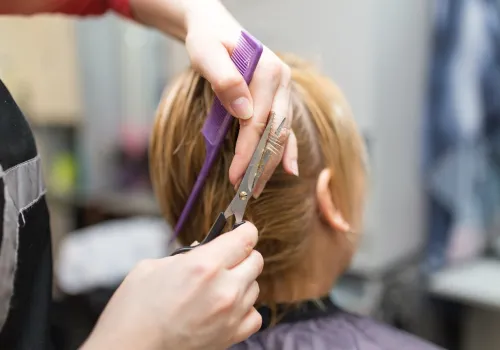 Fryzura "love layers" to optyczny lifting. Stylista zdradza sekret tego cięcia