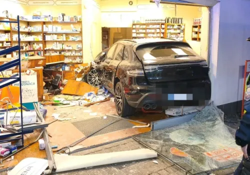 Cud, że nikt nie zginął. Wjechała autem do apteki w Bolszewie