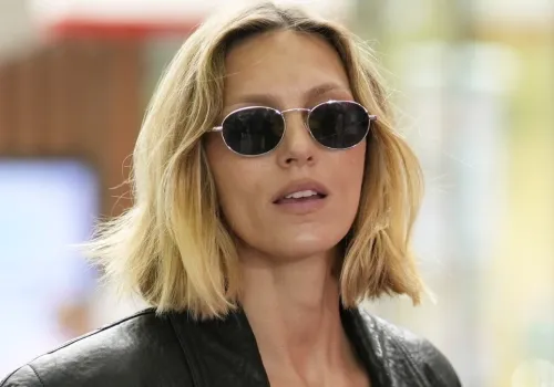 Anja Rubik w skórzanym płaszczu. Stylizacja zrobiła furorę w Warszawie