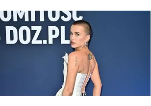 Maffashion stanęła tyłem do fotoreporterów i zaczęło się szaleństwo! Sznurowany gorset to dopiero początek