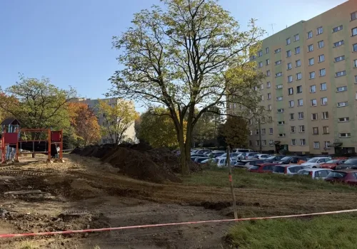 Plac zabaw na Podłężu już zlikwidowany. Widać postępy przy budowie parkingu