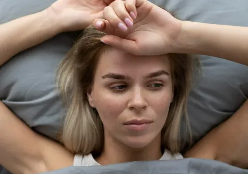 Co nie daje Polakom spokoju o 2 w nocy? Te myśli wracają najczęściej