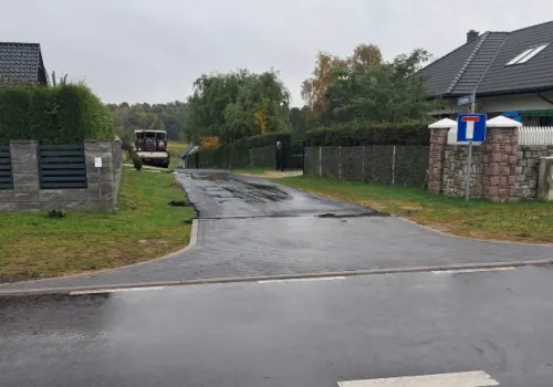 Został asfalt, więc wyremontowano dojazd do domu… radnego