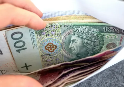 Nowy trend podbija internet. Gotówka i podpisane koperty. Ten sposób ma jednak pułapkę