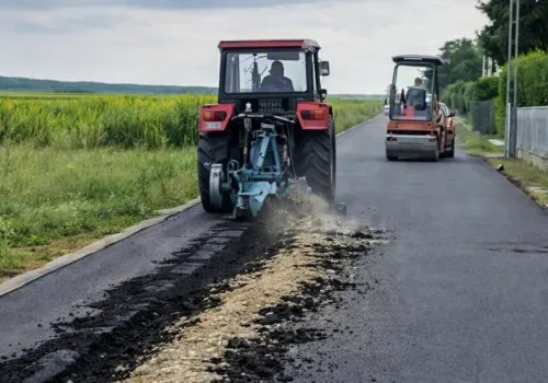 Rolnik zaorał nowy asfalt w Gliwicach. Policja czuwała nad jej odbudową