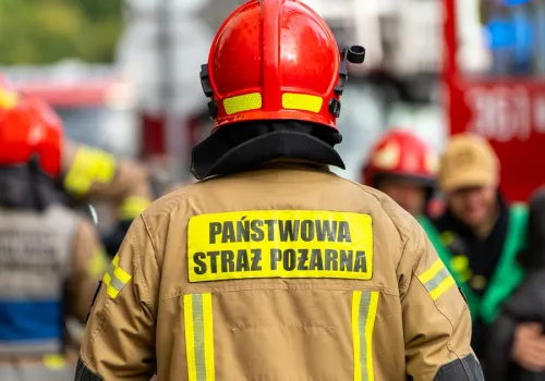 Pożar w starej części miasta. Na miejscu cztery zastępy straży pożarnej