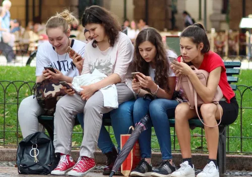 Rząd opublikował projekt ustawy o social mediach dla nastolatków