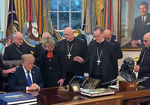 Biskupi oskarżają Trumpa o manipulację