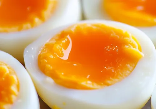 Jajka a wysoki cholesterol. Czy można je jeść i ile tygodniowo?