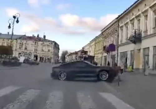 Kierowca BMW wpadł na chodnik w seniora na rynku w Nowym Sączu