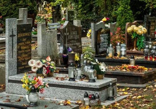 Wszystkich Świętych: kiedy jechać na cmentarz, żeby uniknąć korków?