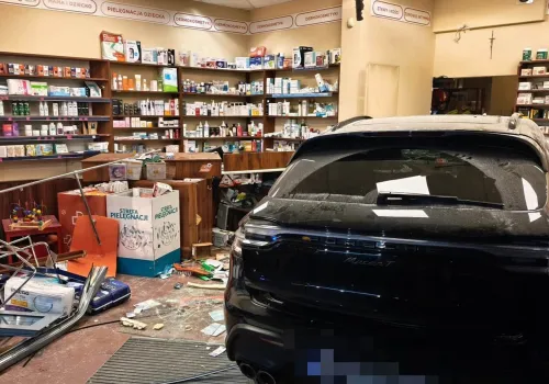 Wjechała samochodem do apteki. Policja: Miała ponad 2 promile