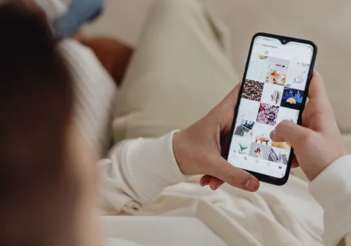 Idealne mamy z Instagrama. Co porównywanie się w sieci robi z pewnością siebie matek