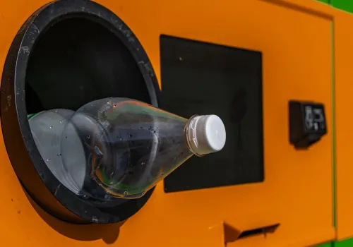 Butelkomaty idą w plener, a zwrot na kartę. Koniec pielgrzymek do sklepu