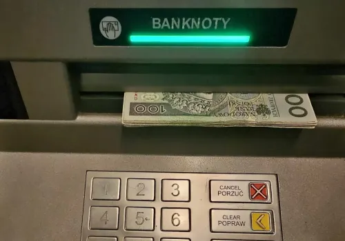 Rząd apeluje: wypłać gotówkę na 3 dni i schowaj w domu. Warszawa opisuje scenariusz, w którym karta, BLIK i bankomat mogą nie działać