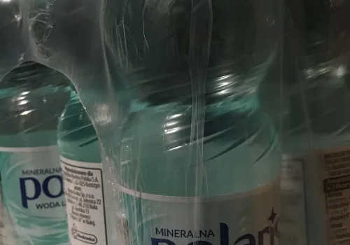 Woda w butelkach musi być tańsza. „To kwestia bezpieczeństwa”