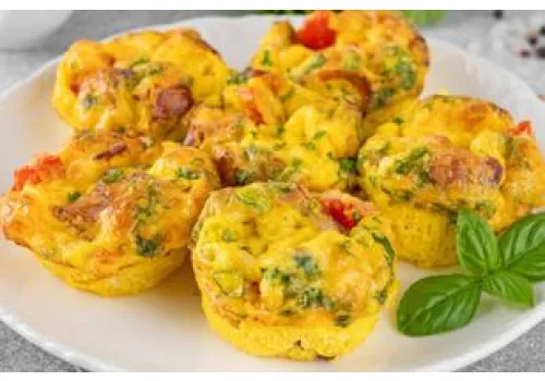 Weź jajka, mleko i odrobinę mąki. Tak przygotujesz muffiny na śniadanie