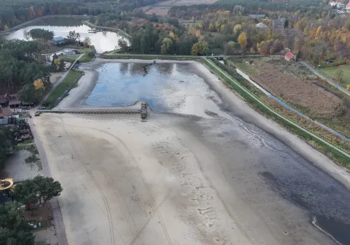 Ruszyły prace nad Zalewem Miejskim w Krasnobrodzie. Woda znika, a molo i pomosty przejdą modernizację