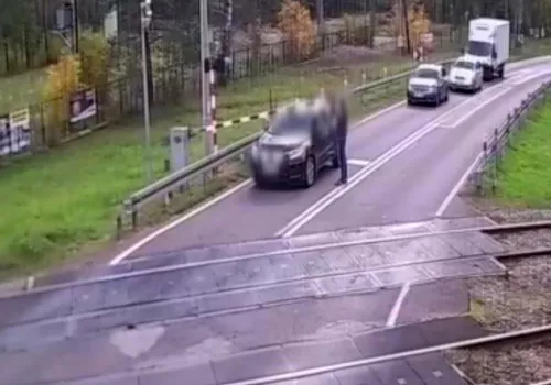 Wjechała na przejazd pomimo opuszczanych rogatek. Gdyby nie on…