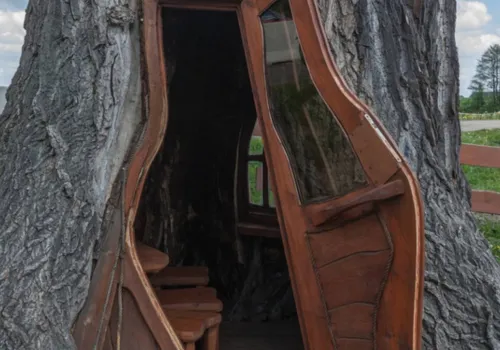Wygląda jak domek Hobbita. W środku stolik, krzesło i okno. Aż trudno uwierzyć, gdzie go urządzono