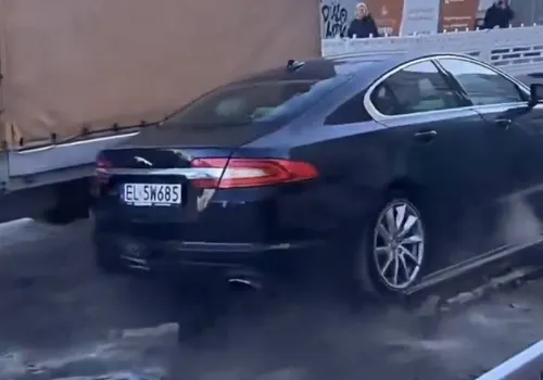 Przejechał Jaguarem przez remont torowiska w Łodzi. Porwał oponę