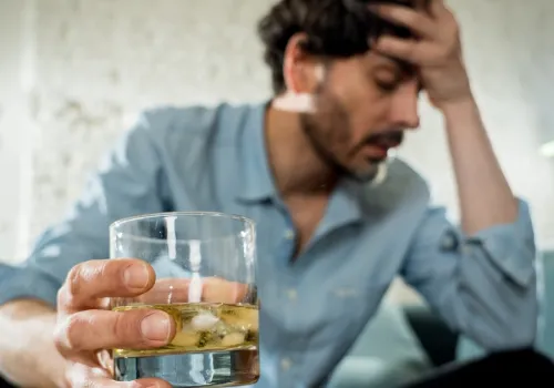 Jak poznać, że masz problemy z alkoholem? Pięć znaków ostrzegawczych
