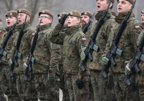 Czerwony pasek na karcie z wojska. Na stawienie się może być tylko 6 godzin
