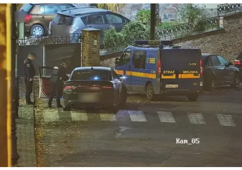 Tajemniczy postój na przejściu dla pieszych. Śpiący kierowca w Dodge’u miał w aucie arsenał i narkotyki