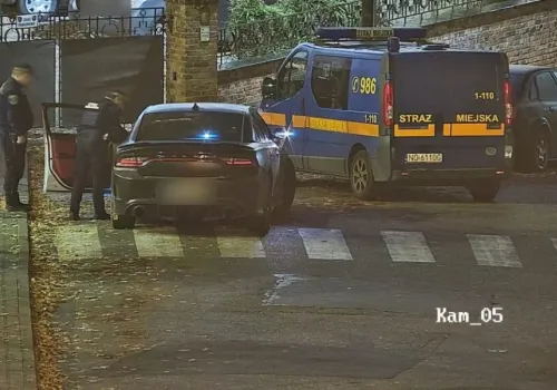 Spał za kierownicą Dodge’a w centrum Olsztyna. To, co znaleziono w aucie, sprowadziło śledczych
