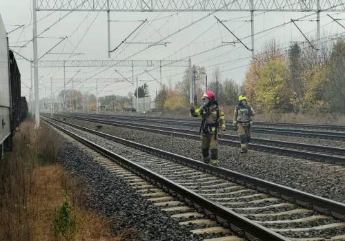 Pożar wagonu z siarką na stacji kolejowej w Kozubach. 10 zastępów straży pożarnej w akcji