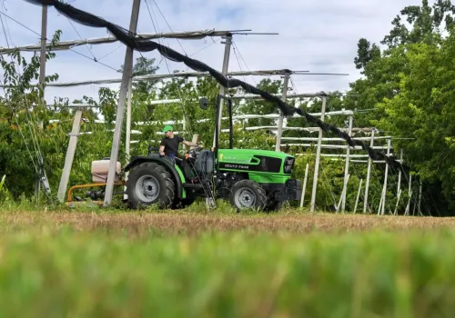 Dotąd trzy cylindry, teraz także cztery. Deutz-Fahr rozszerza gamę popularnych ciągników