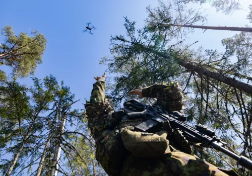 400 migrantów na granicy z Białorusią. Do akcji wkroczyło estońskie wojsko