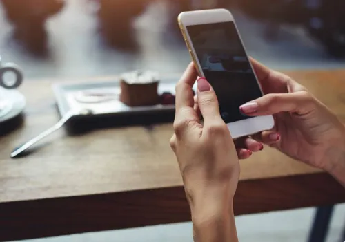 15 restauracji zakazuje telefonów przy stole. Eksperyment włoskiej wyspie
