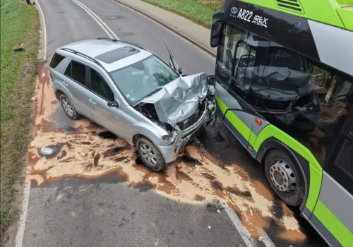 Kierowca mercedesa zajechał drogę autobusowi MPK w Olsztynie. Trzech pasażerów trafiło do szpitala