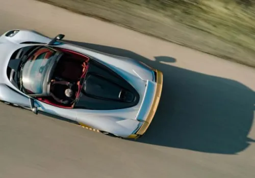 Aston Martin pokazał kabriolet o mocy ponad 1000 KM. Rozpędza się do 349 km/h