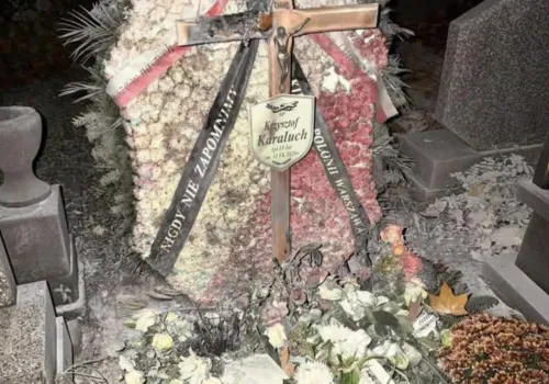 Podpalono grób 15-letniego kibica Polonii Warszawa. Spalił się szalik kibica wiszący na krzyżu