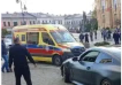 Nowy Sącz. BMW staranowało słupek i potrąciło pieszego