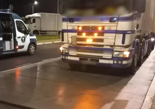 Scania „czwórka” wciąż przy ciężkiej pracy na kontenerach – 53 tony na 7 osiach