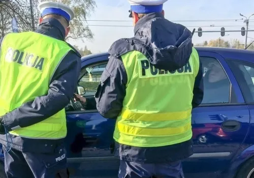 Światłami nie wolno ostrzegać, a aplikacją można. Policja tłumaczy różnicę