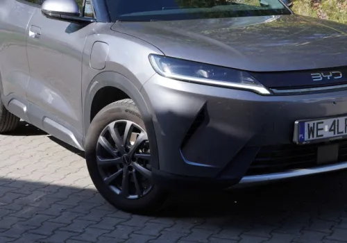 BYD Atto 2 DM-i: chińska recepta na polskie korki