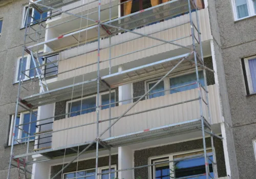 Remonty na osiedlach w Zduńskiej Woli dobiegają końca. Balkony i wejścia do bloków przechodzą modernizację