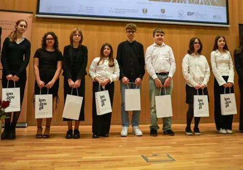 Pisali prace o historii Polski. Uczennica z Kuźnicy zajęła drugie miejsce w konkursie