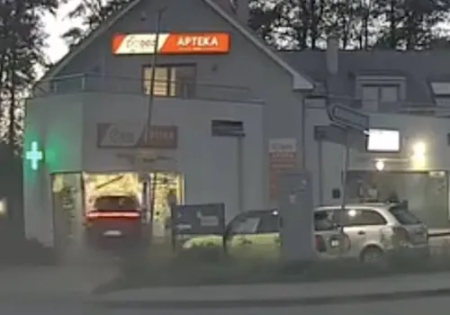 69-latka wjechała Porsche do apteki. Kompletnie pijana. Jest nagranie