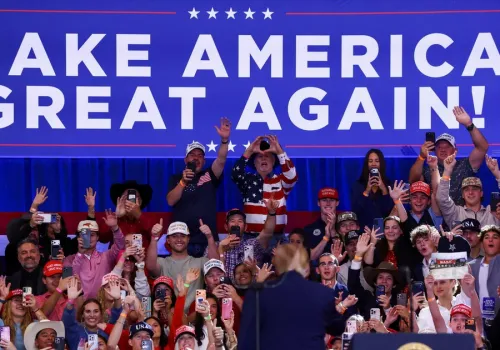 "Kupicie co najwyżej hamburgera". Trump obiecał Amerykanom hojne bonusy, a teraz sam się z nich śmieje