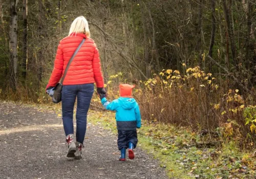 Teraz 800 plus warte jest mniej niż 500 zł. Rodzice tracą, a rząd nie planuje waloryzacji